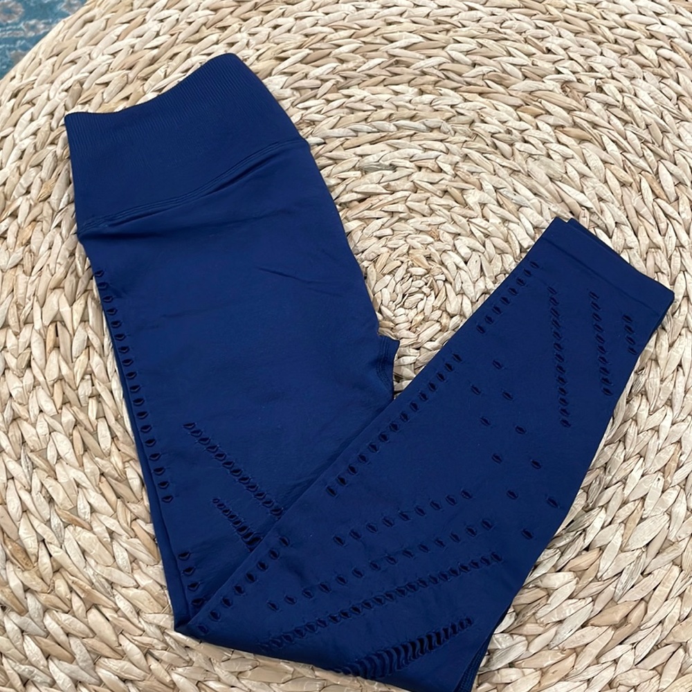 Victoria secret perforated leggings M